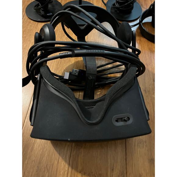 Oculus Rift CV1 VR Headset Full Set w/ Touch Controllers & 4x Sensors-Preowned - Picture 4 of 5